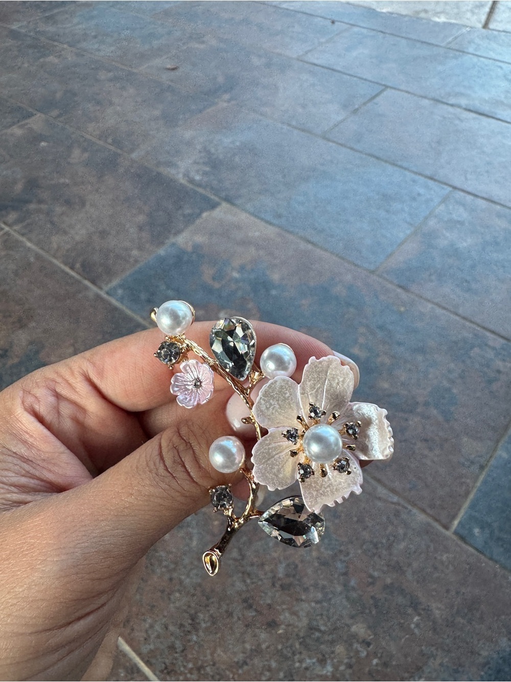 Flower Stone Pearl Brooch - Picture 4 of 5
